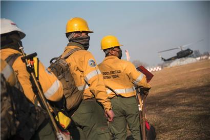 Feuerwehrleute stehen bereit, um in das Brandgebiet gebracht zu werden
