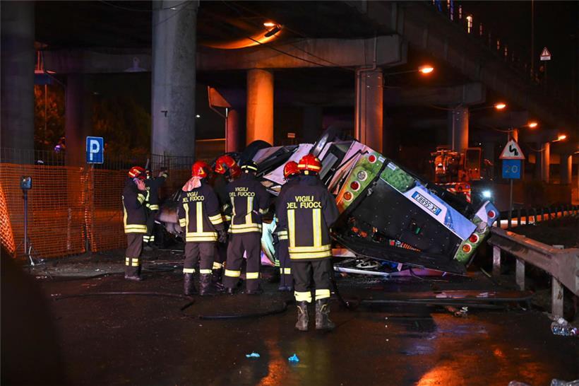 Feuerwehrleute stehen um den verunglückten Bus in Venedig
