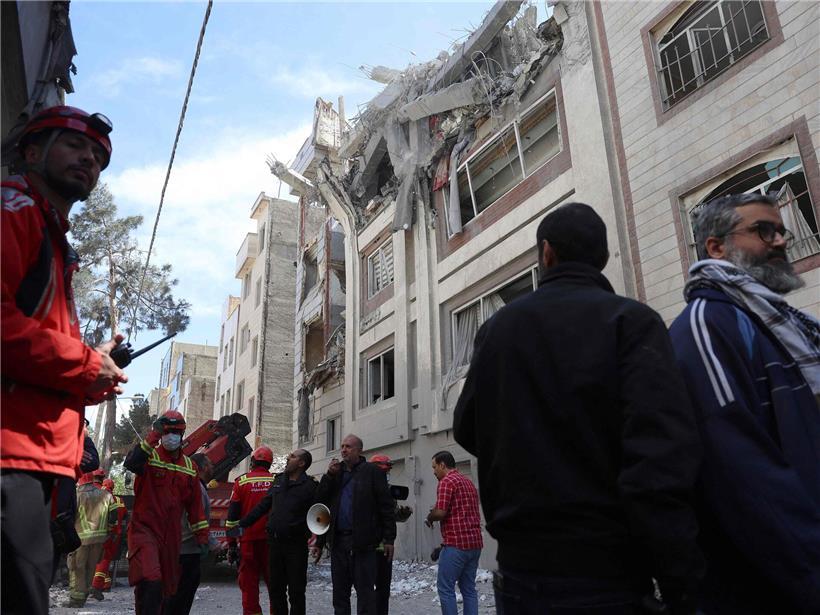 Feuerwehrleute suchen am Freitag im Süden Teherans nach Opfern bei Rettungseinsatz