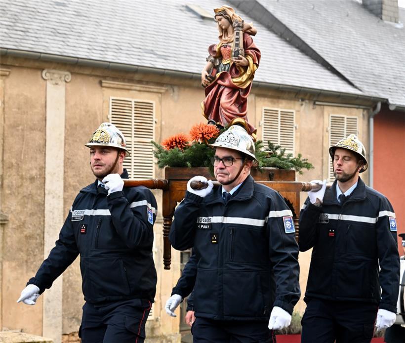 Feuerwehrleute tragen die Barbara-Statue 
