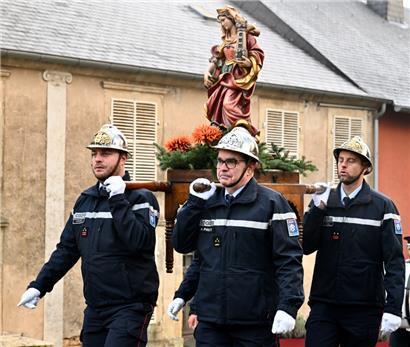 Feuerwehrleute tragen die Barbara-Statue 
