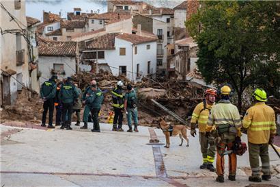 Feuerwehrleute und Beamte der Guardia Civil arbeiten in einem betroffenen Gebiet. Insgesamt 133 Einsatzkräfte verschiedener Rettungsdienste sind in der nach schweren Regenfällen verwüsteten Stadt Letur in Albacete im Einsatz.
