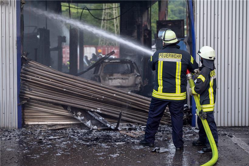 Feuerwehrleute waren bis in den Abend hinein mit den Löscharbeiten an der Halle des Autohauses beschäftigt
