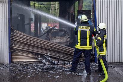 Feuerwehrleute waren bis in den Abend hinein mit den Löscharbeiten an der Halle des Autohauses beschäftigt
