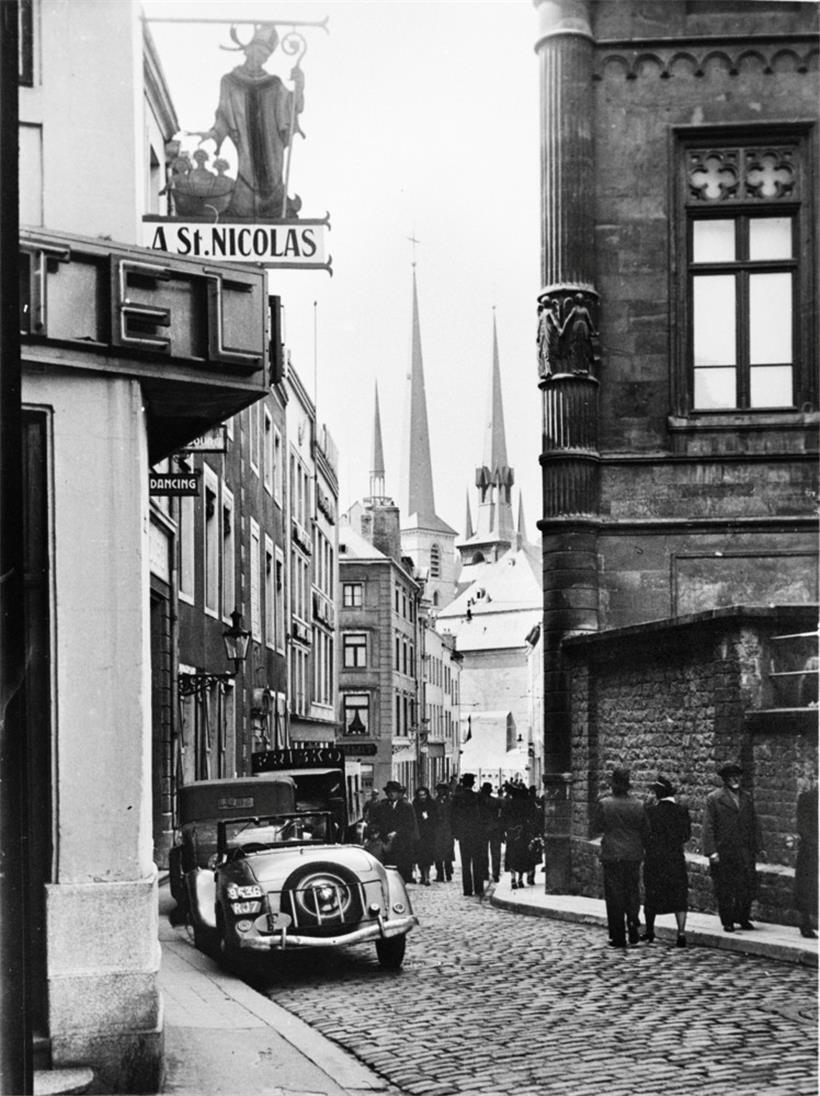 Fig. 2. L’Hôtel de Luxembourg (à gauche) héberge un dancing. Batty Fischer, 1939 © Photothèque de la Ville du Luxembourg
