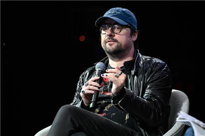 Filip Markiewicz, multidisziplinärer Künstler, steht dem politischen Einfluss auf KI kritisch gegenüber 
