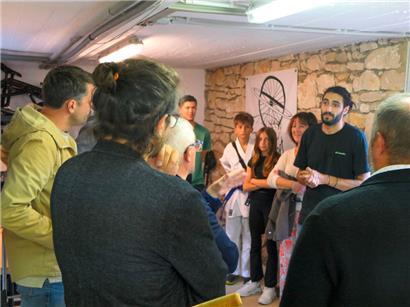 Filipe Rodrigues (r.) ist der Initiator des Re-cycle Planet. Die offizielle Einweihung war am Dienstag.  
