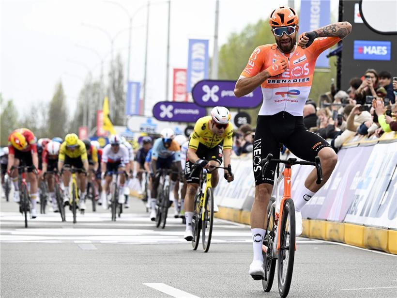 Filippo Ganna überholt Wout van Aert auf der Zielgeraden eines Radrennens, spannende Sprintentscheidung