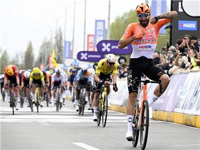 Filippo Ganna überholt Wout van Aert auf der Zielgeraden eines Radrennens, spannende Sprintentscheidung