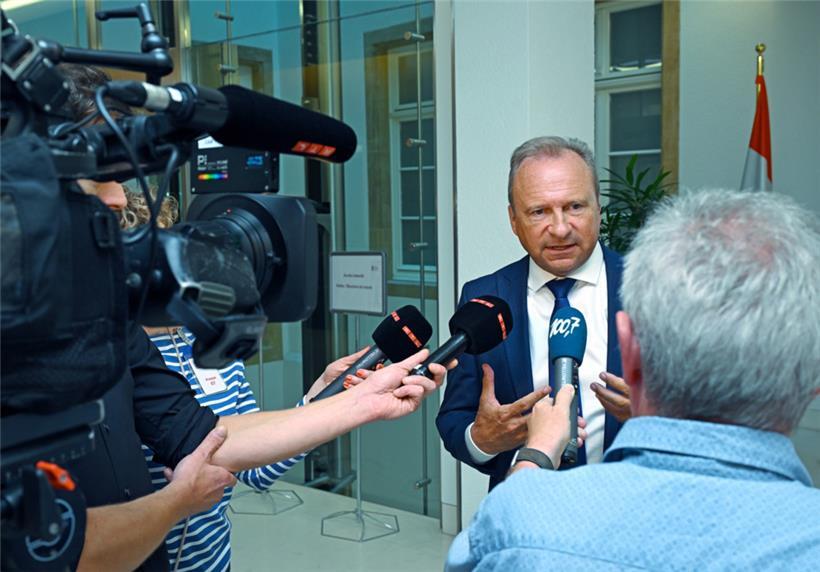 Finanzminister Gilles Roth (CSV) stellt sich nach der Kommissionssitzung den Fragen der Journalisten
