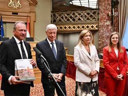Finanzminister Gilles Roth (CSV) übergibt die beiden Gesetzesprojekte für das Budget 2027 und die Mehrjahresplanung an die Chamber