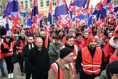 Finanzminister Gilles Roth vor einem Jahr auf einer Gewerkschaftsdemonstration auf der place Clairefontaine
