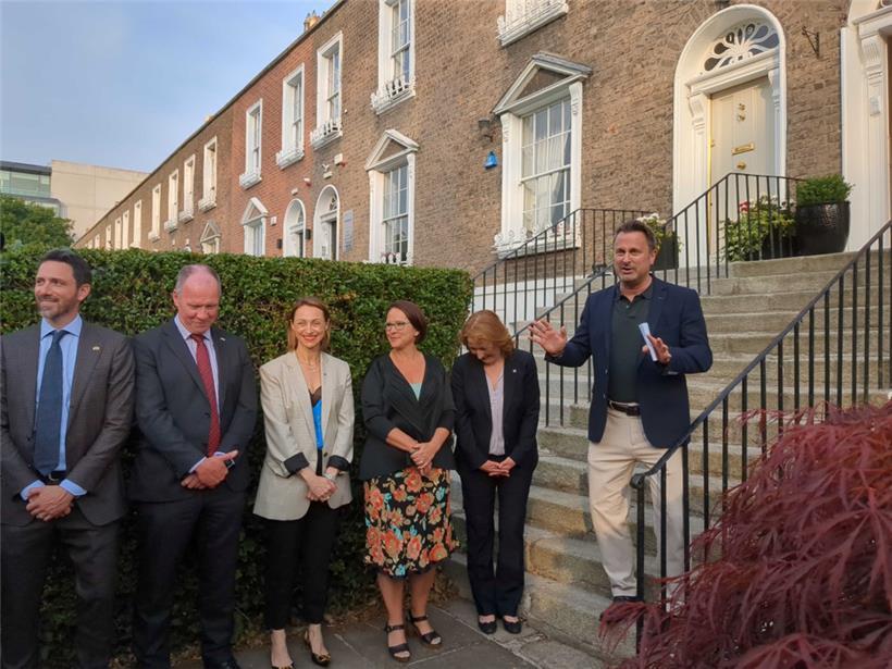 Finanzministerin Yuriko Backes (3.v.r.) und Premierminister Xavier Bettel (r.) in Irland
