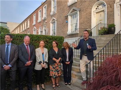 Finanzministerin Yuriko Backes (3.v.r.) und Premierminister Xavier Bettel (r.) in Irland
