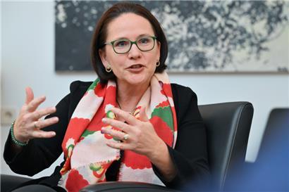 Finanzministerin Yuriko Backes (DP) hat eine erste Analyse der Staatsfinanzen für das vergangene Jahr prsäentiert
