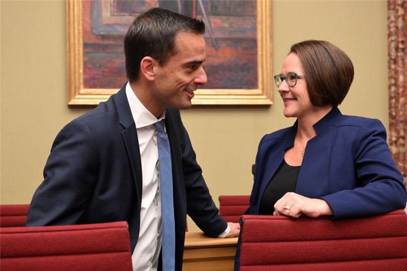 Finanzministerin Yuriko Backes am Mittwoch im Gespräch mit dem Berichterstatter Max Hahn
