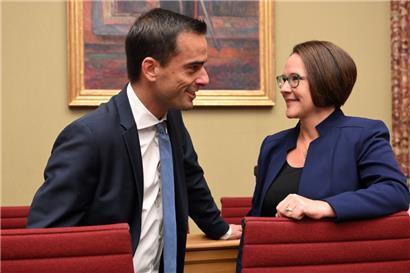Finanzministerin Yuriko Backes am Mittwoch im Gespräch mit dem Berichterstatter Max Hahn
