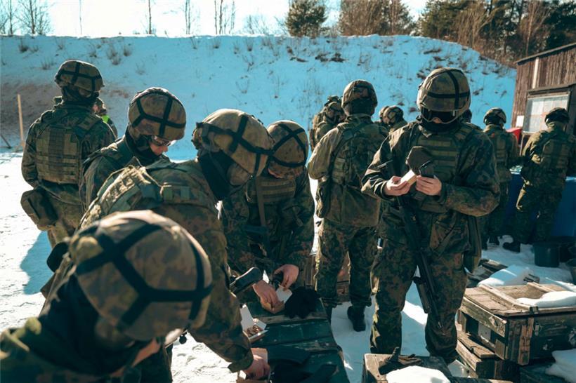 Finnische Reservisten eines Jäger-Regiments bereiten sich auf Schießübungen vor
