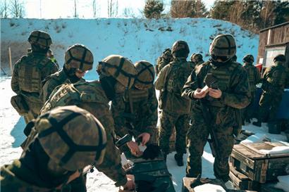 Finnische Reservisten eines Jäger-Regiments bereiten sich auf Schießübungen vor
