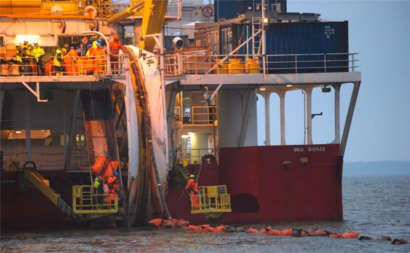 Finnland, Porvoo: Ein Unterseekabel zwischen Finnland und Estland wird ins Meer abgesenkt. An einem Untersee-Stromkabel zwischen Estland und Finnland ist aus unbekannten Gründen eine Störung aufgetreten. 
