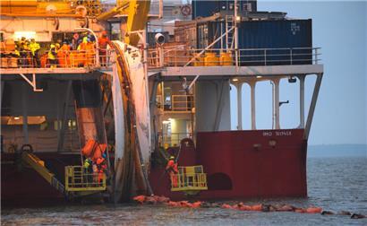 Finnland, Porvoo: Ein Unterseekabel zwischen Finnland und Estland wird ins Meer abgesenkt. An einem Untersee-Stromkabel zwischen Estland und Finnland ist aus unbekannten Gründen eine Störung aufgetreten. 
