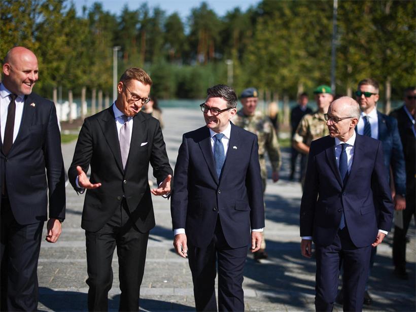 Finnlands Präsident Alexander Stubb, der britische Premier Andy Burnham und Premierminister Luc Frieden (v.l.) nehmen an einer Zeremonie auf einem Militärfriedhof nahe Kiew teil