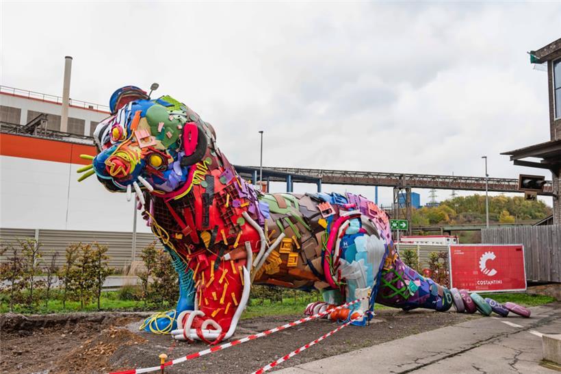 Firmen und Privatpersonen haben den Plastikmüll für die Statue gespendet
