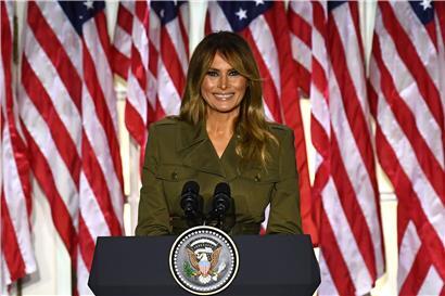 First Lady Melania Trump spricht am zweiten Tag des Republikanischen Konvents aus dem Rosengarten des Weißen Hauses
