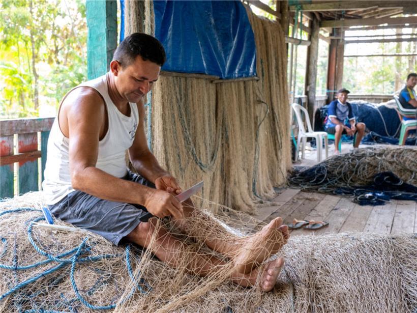 Fischer Waldemar dos Santos flickt seine Netze