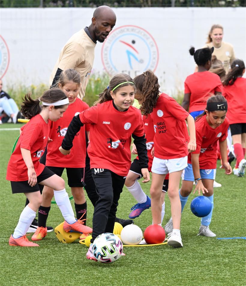 Fitnesstrainer Kevin Rutare beim Erklären der Spielregeln