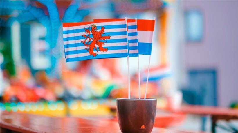 Flagge zeigen kann auch heißen, sich abzugrenzen. Es geht aber um Miteinander. Gemeinsam gegen tumben Nationalismus, lautet die Devise. Rechtsaußen Pierre Peters sieht das anders. Deshalb verdient er die Rote Karte. 
