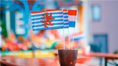 Flagge zeigen kann auch heißen, sich abzugrenzen. Es geht aber um Miteinander. Gemeinsam gegen tumben Nationalismus, lautet die Devise. Rechtsaußen Pierre Peters sieht das anders. Deshalb verdient er die Rote Karte. 
