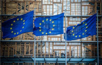 Flaggen der Europäischen Union wehen im Wind vor dem Europa-Gebäude
