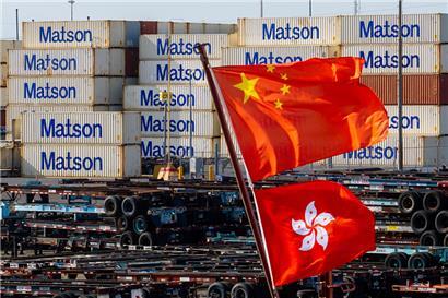 Flaggen, die China und Hongkong repräsentieren, wehen von einem Schiff im Hafen von Oakland
