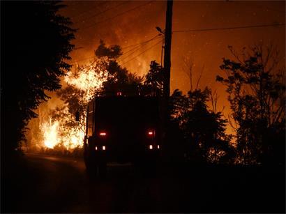 Waldbrand bei Oraiokastro nördlich Thessaloniki mit Flammen, die Fabriken und Wohnhäuser bedrohen