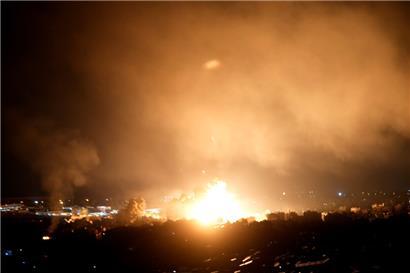 Flammen steigen nach israelischen Luftangriffen in Dahieh bei Beirut auf
