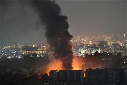 Flammen und Rauch steigen auf von israelischen Luftangriffen auf einen südlichen Vorort von Beirut
