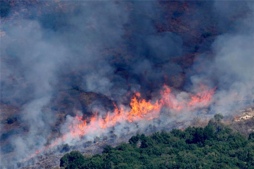 Flammen und Rauch steigen während eines israelischen Luftangriffes auf
