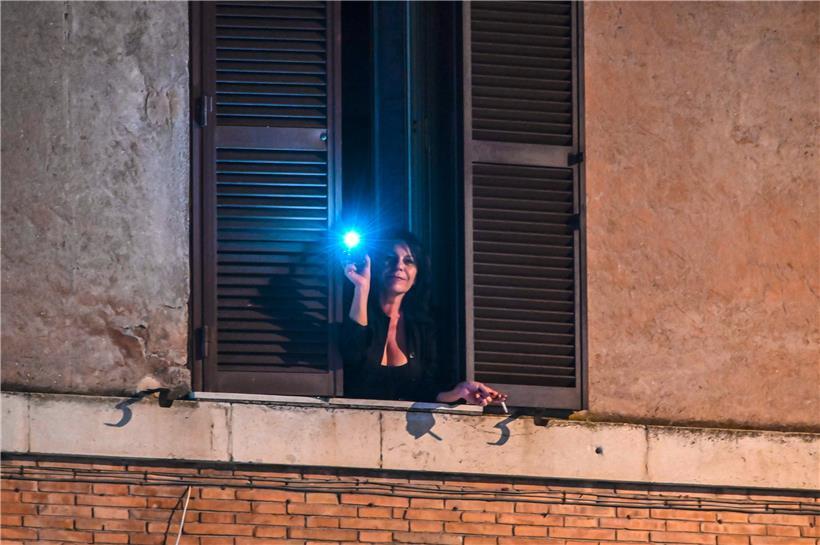 Flashmob der Lichter: Bei der Aktion „Italia Patria Nostra“ („Italien, unser Land“) zeigen isolierte Menschen mit ihrem Smartphone Solidarität 
