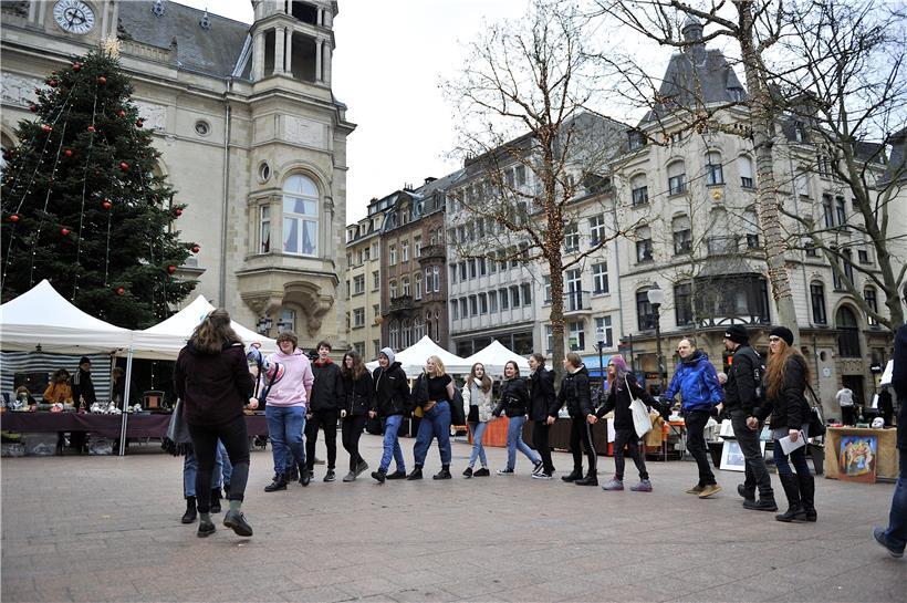 Flashmob der „Youth for Climate“-Kampagne für mehr Aufmerksamkeit für die Buschb...