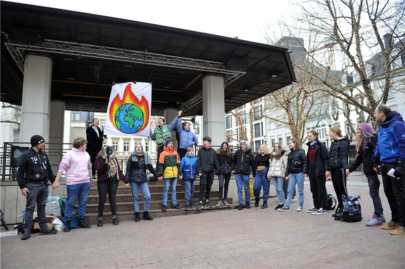 Flashmob der „Youth for Climate“-Kampagne für mehr Aufmerksamkeit für die Buschb...