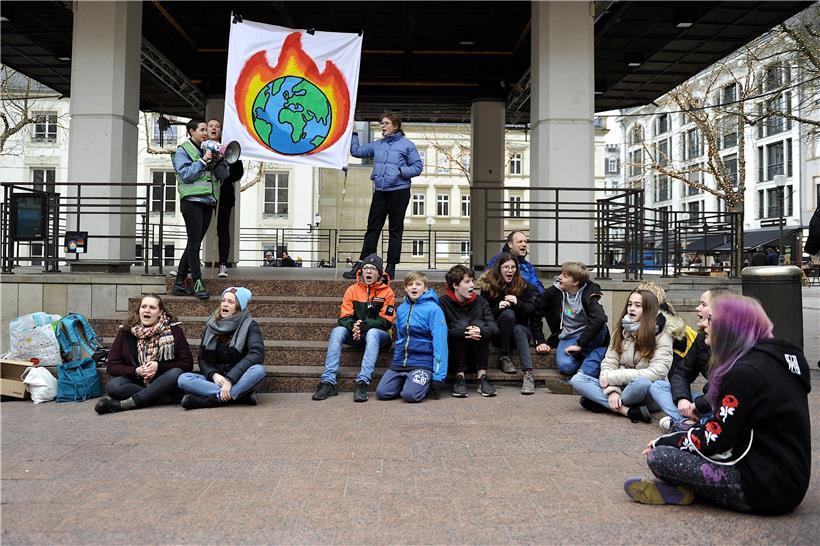 Flashmob der „Youth for Climate“-Kampagne für mehr Aufmerksamkeit für die Buschb...