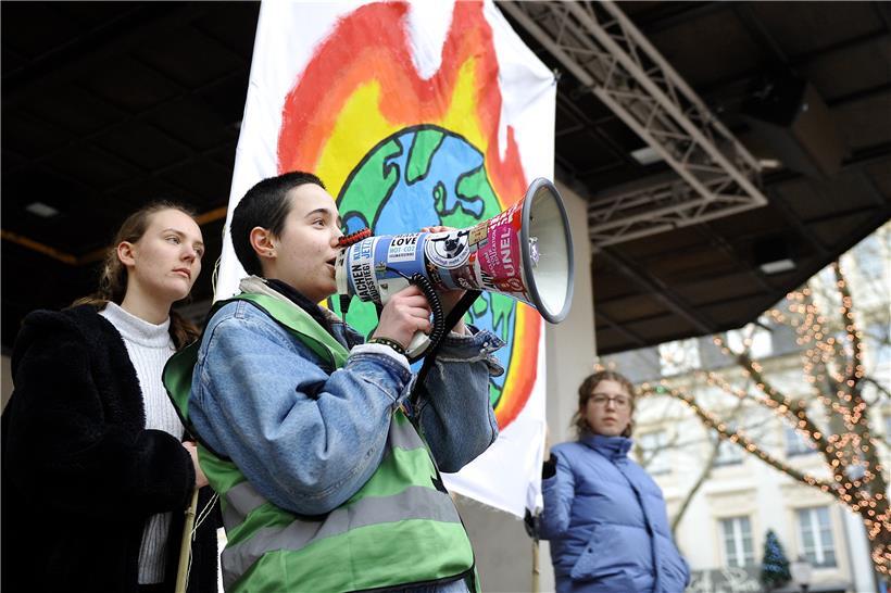 Flashmob der „Youth for Climate“-Kampagne für mehr Aufmerksamkeit für die Buschb...