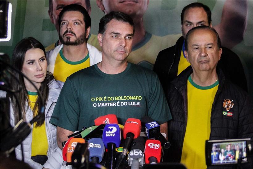 Flávio Bolsonaro bei Vorwahlkandidatur für Präsidentschaft in Florianópolis, Hauptkonkurrent von Präsident Lula da Silva