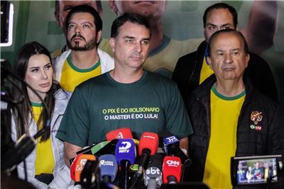 Flávio Bolsonaro bei Vorwahlkandidatur für Präsidentschaft in Florianópolis, Hauptkonkurrent von Präsident Lula da Silva