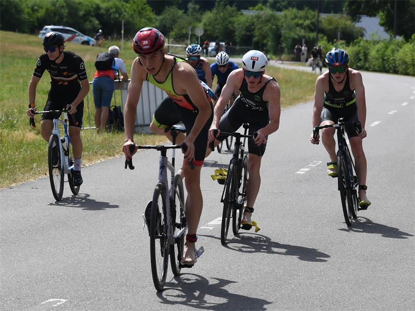 Fliegender Wechsel beim Staffelwechsel vor dem Einstieg in den Laufparcours beim Triathlon