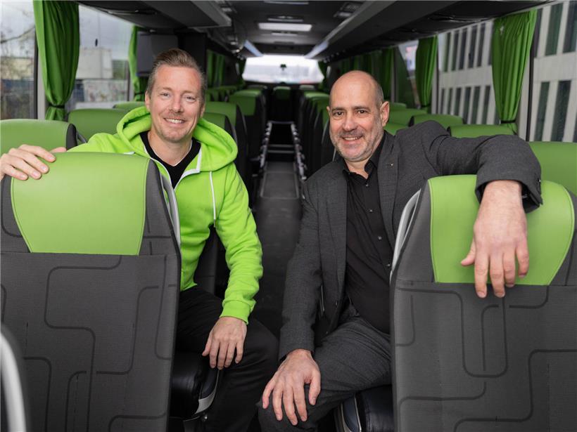 FlixBus Geschäftsführer André Schwämmlein und Jos Sales bei einer Firmenveranstaltung, Teamleitung und Management sichtbar