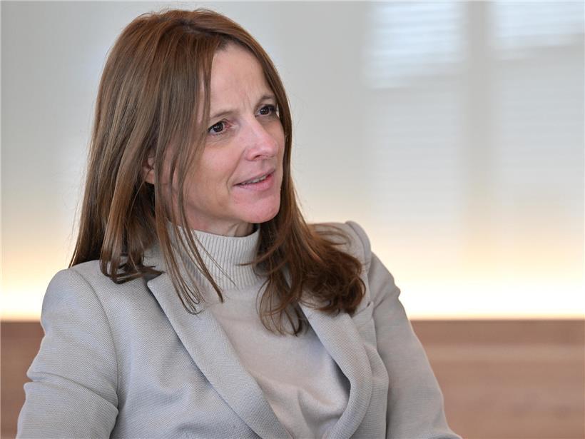 Flore Schank, Koordinatorin beim Ombudsmann für Kinder und Jugendliche, arbeitet engagiert an Kinderrechten und Jugendhilfe.