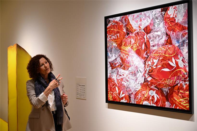 Florence Haessler devant son triptyque „Sweet Country“, qui a fait fondre la bourgmestre de la capitale
