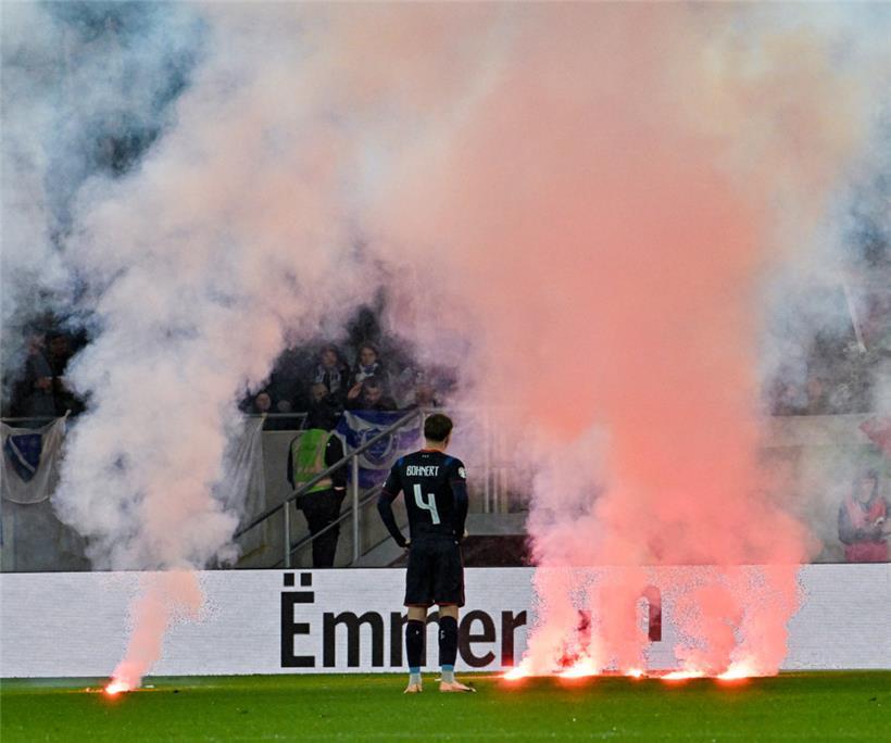 Florian Bohnert beobachtete die Bengalo-Würfe aus dem bosnischen Block
